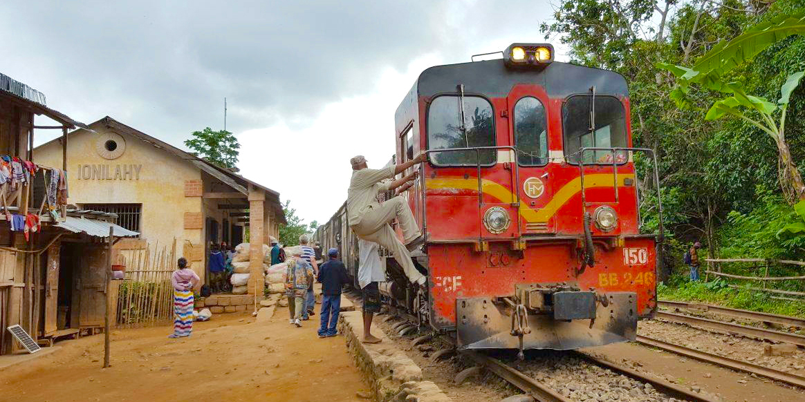 FCE TREIN Treinreis van Sahambavy naar Manakara. 
                 Na een vroeg ontbijt reis je met de FCE trein (Fianarantsoa -Cotê - Est Railway) naar Manakara die om 07.00 uit 
                 Fianarantsoa vertrekt en een half uur later een stop maakt in Sahambavy. De trein rijdt alleen op dinsdag en 
                 zaterdag en stamt uit de koloniale tijd; de trein is geconstrueerd in 1926 en in 1936 in gebruik genomen. 
                 Soms ontstaan er problemen op het spoor en ligt de trein er uit. De chauffeur brengt je naar het kleine 
                 station van Sahambavy en zal je aan het einde van de middag weer oppikken bij het station van Manakara. 
                 Het traject van de trein begint op een hoogte van 1100 meter en daalt af naar zeeniveau wat goed is te 
                 merken aan het oplopen van de temperatuur. De treinreis is ervaring op zich, je passeert dorpjes waar 
                 mensen eetwaar en drankjes verkopen. De trein rijdt ook in omgekeerde richting van Manakara naar 
                 Fianarantsoa en doet er minsten vier uur langer over omdat de route omhoog veel steiler is.